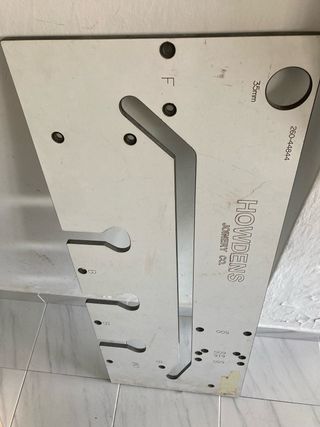 Plantilla para taladro de bisagras Howdens