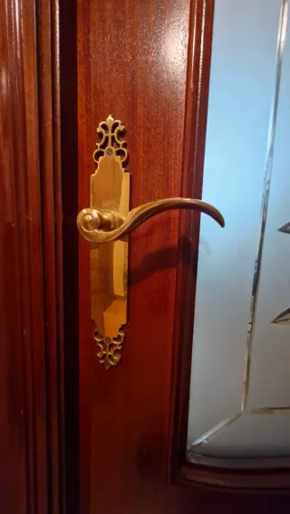 Puertas de madera con y sin cristal en Gijón