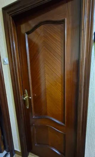 Puertas de madera con y sin cristal en Gijón