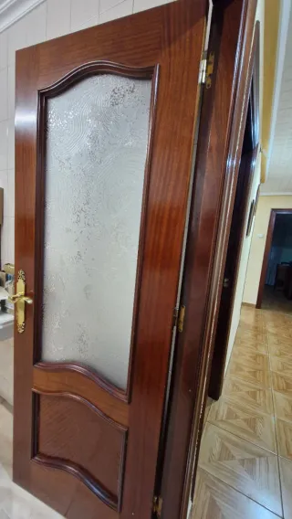 Puertas de madera con y sin cristal en Gijón