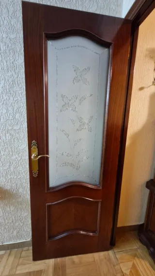 Puertas de madera con y sin cristal en Gijón