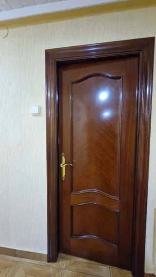 Puertas de madera con y sin cristal en Gijón