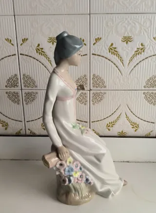 Figura porcelana joven sentada
