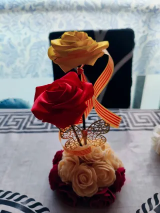 Rosas eternas de tela y mariposa decorativa