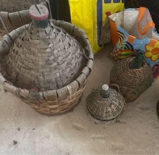 Set 4 Damigiane in vetro con cestino