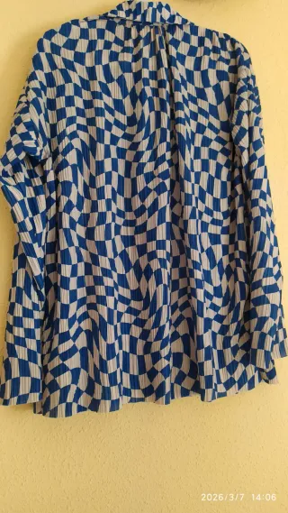 Camisa crinkle Pull&Bear beige y azul