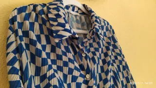 Camisa crinkle Pull&Bear beige y azul