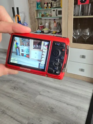 Cámara Olympus TG320 Roja