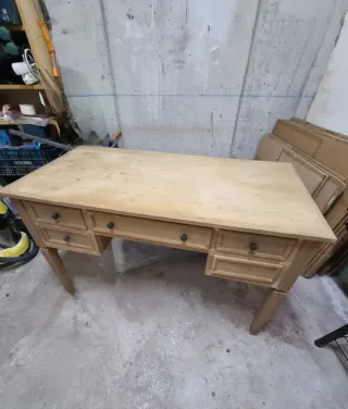 Escritorio de madera rústico marrón