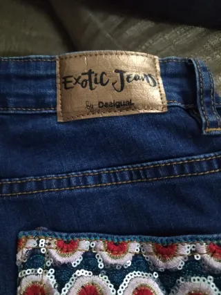 Pantalón vaquero Desigual bordado T.36