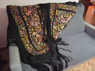 Mantón de Manila bordado