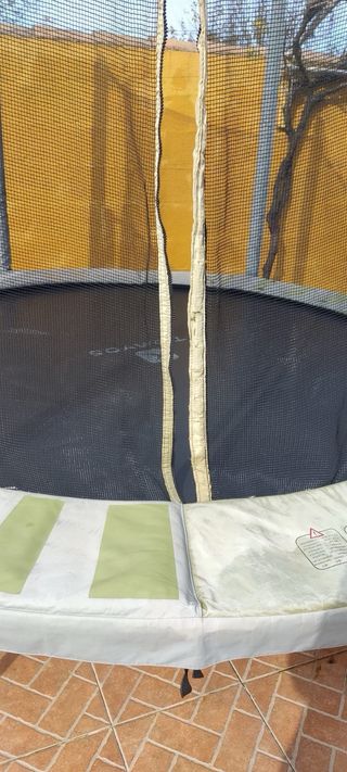 Cama elástica con red de seguridad