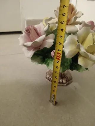 Figura de porcelana flores rosas y beige