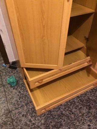 Armario de madera beige y marrón