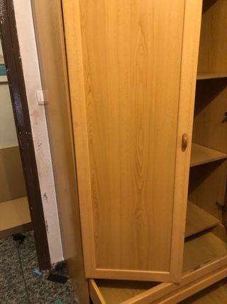 Armario de madera beige y marrón