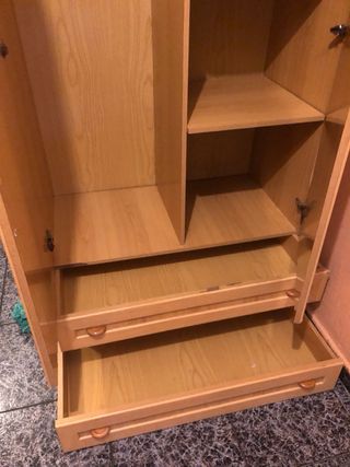 Armario de madera beige y marrón