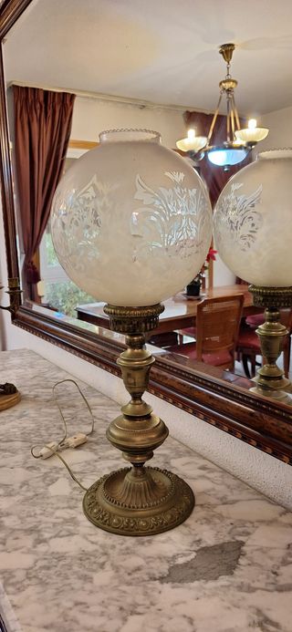 Lámpara de metal y cristal dorada