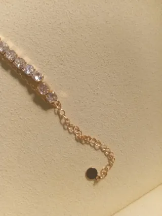 Pulsera dorada con corazón y circonitas