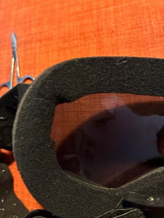 Gafas de esquí doradas y amarillas