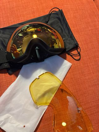 Gafas de esquí doradas y amarillas