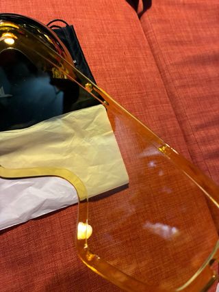 Gafas de esquí doradas y amarillas