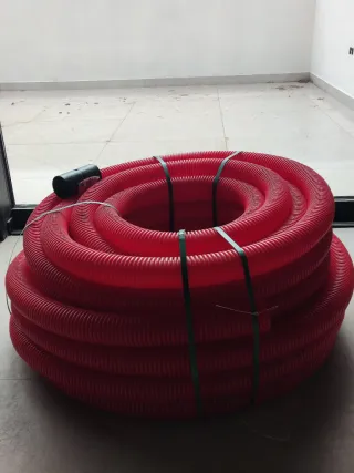Tubo corrugado rojo para enterrar