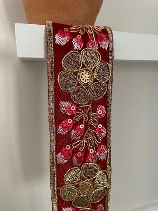 Gargantilla burdeos con flores doradas