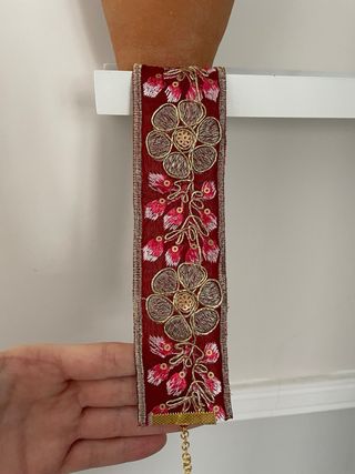 Gargantilla burdeos con flores doradas