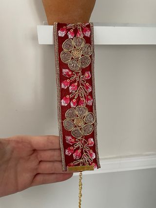 Gargantilla burdeos con flores doradas