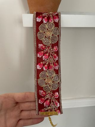 Gargantilla burdeos con flores doradas