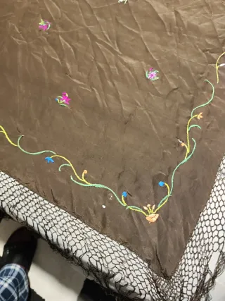 Manton Pañuelo Manila Marrón Bordado