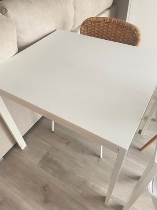 Mesa blanca de madera .