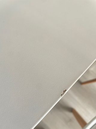 Mesa blanca de madera .