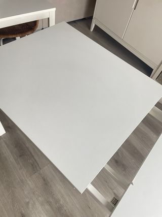 Mesa blanca de madera .