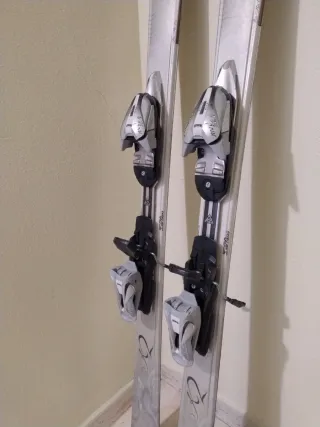 Esquís plateados con fijaciones