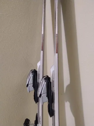 Esquís plateados con fijaciones