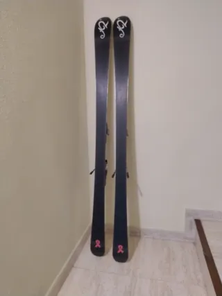 Esquís plateados con fijaciones