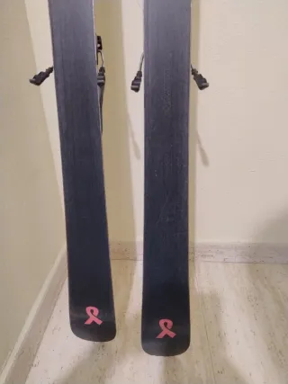 Esquís plateados con fijaciones