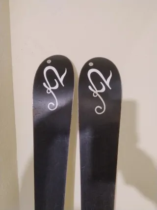 Esquís plateados con fijaciones