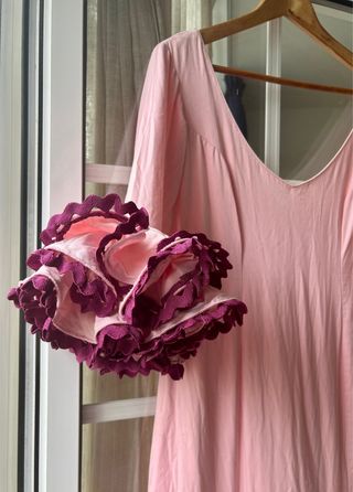 Vestido Flamenca Rosa con bolsito a juego.