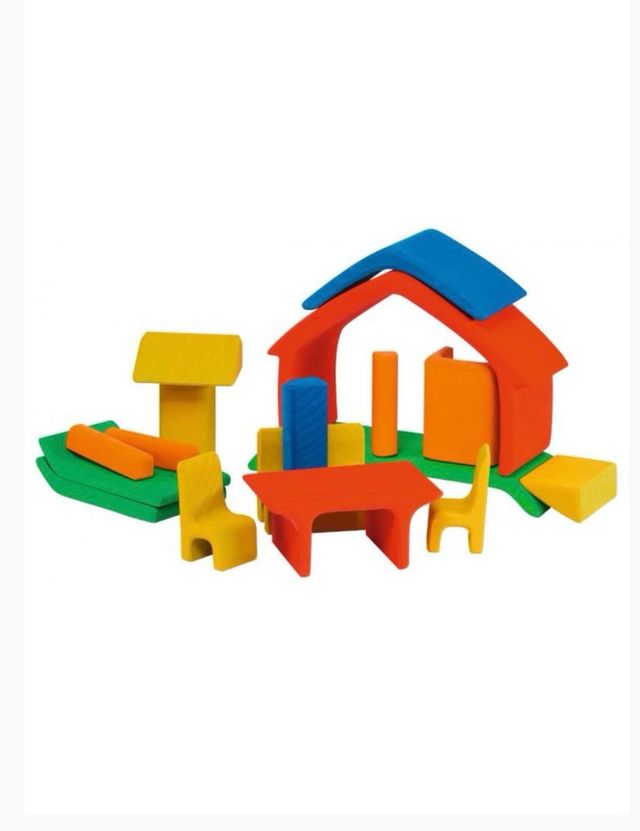 Casa de madera de colores arco iris.