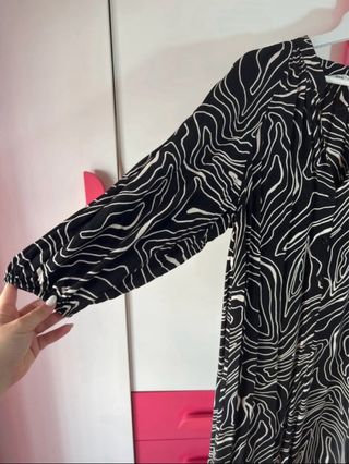 Vestido camisero estampado blanco y negro