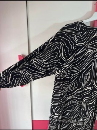 Vestido camisero estampado blanco y negro