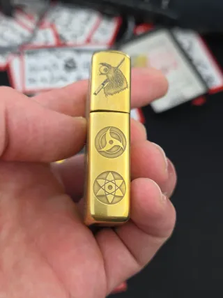 Accendino Zippo con design Itachi Uchiha