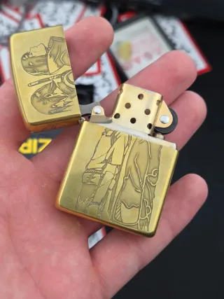 Accendino Zippo con design Itachi Uchiha