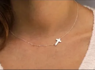 Gargantilla con cruz en lateral