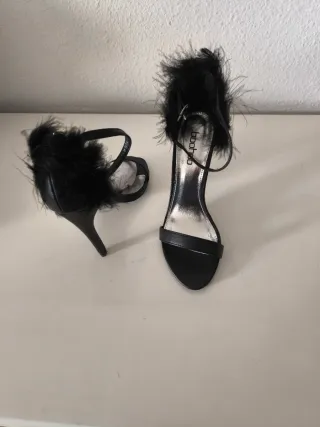 Sandalias negras con plumas Talla 37