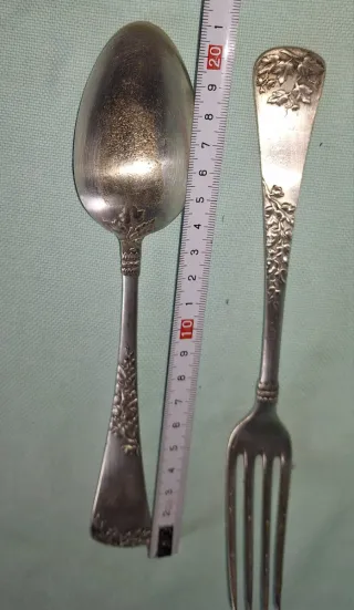 Cucharón y Tenedor Antiguos con Diseño Floral