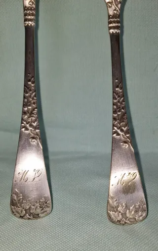 Cucharón y Tenedor Antiguos con Diseño Floral