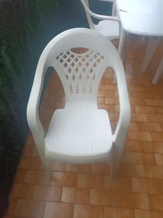 Mesa plegable y 4 sillas de plástico